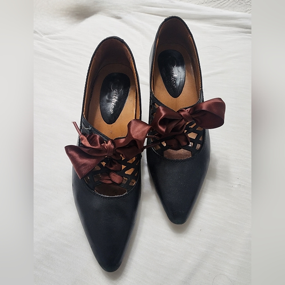 EARTHIES PUMP HEELS Size 9B Great Condition